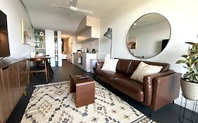 Stylish Central Lake View Apartment - Free Parking